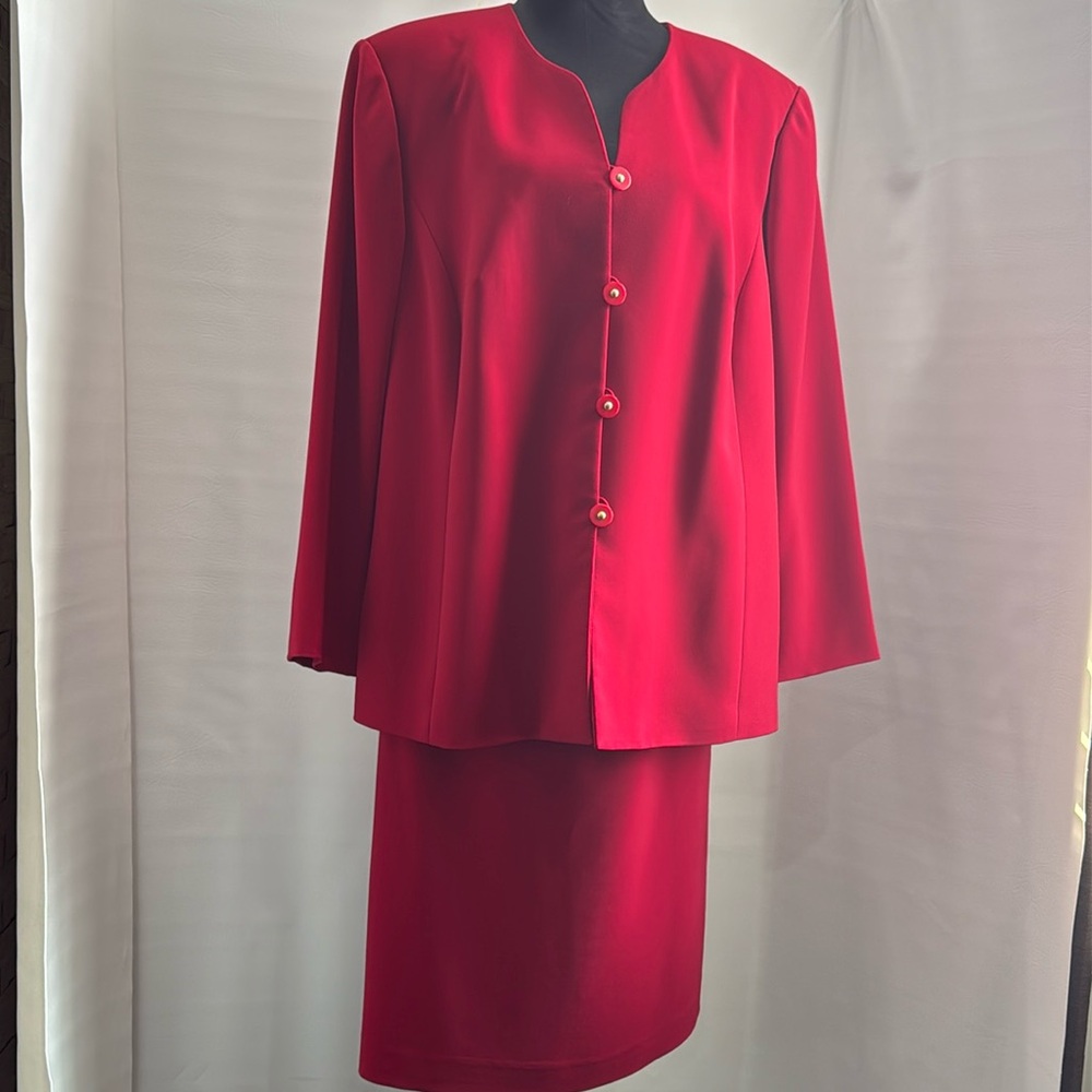 Le Suit Beautiful 3 button Red Skirt Suit, 
Size 22W